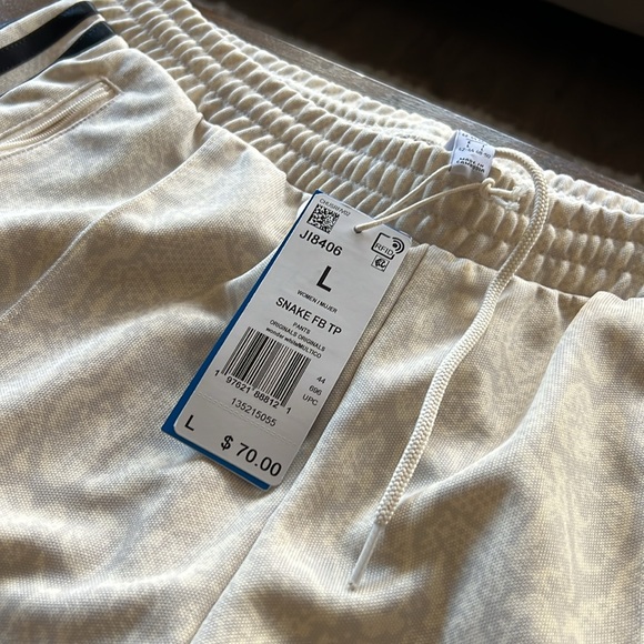 adidas White and Black Women's Jacket - Picture 6 of 6